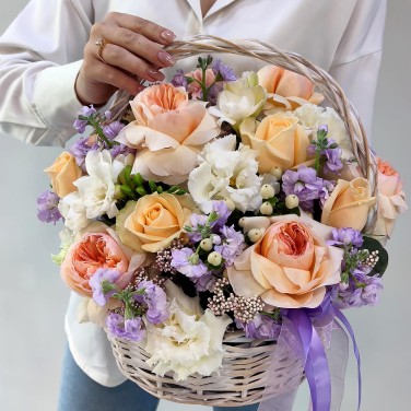 Тайная страсть Венеции корзина с пионовидными розами и маттиолой