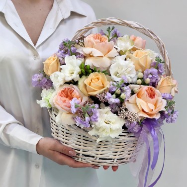 Тайная страсть Венеции корзина с пионовидными розами и маттиолой