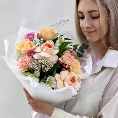 Венецианская маска компактный букет с пионовидной розой