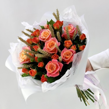 Яркость нежная из роз и пшеницы