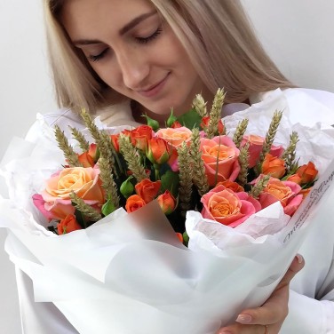 Яркость нежная из роз и пшеницы