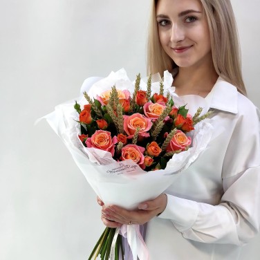 Яркость нежная из роз и пшеницы