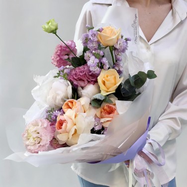 Гондольер Венеции букет с пионами и пионовидными розами