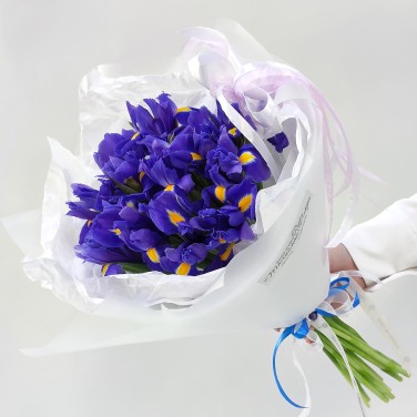 Филетовость букет ирисов в стильной упаковке