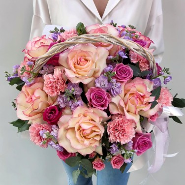 Сияние бархата французских роз в корзине