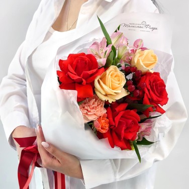 Нежный огонь букет французских роз в упаковке