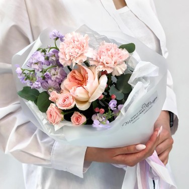 Течение нежности компактный букет из роз и гвоздик