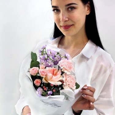 Течение нежности компактный букет из роз и гвоздик