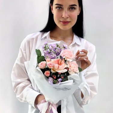 Течение нежности компактный букет из роз и гвоздик