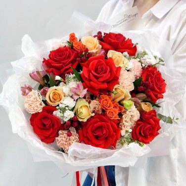 Буря огня в шикарном букете французских роз