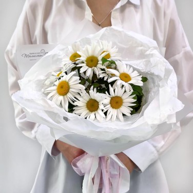 Беззаботность букет крупных ромашек