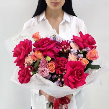 Райские яблочки букет французских роз и гвоздик