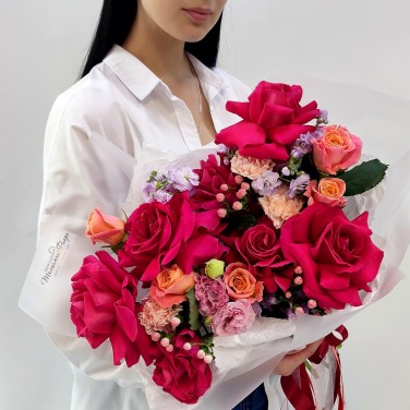 Райские яблочки букет французских роз и гвоздик