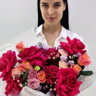 Райские яблочки букет французских роз и гвоздик