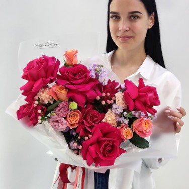 Райские яблочки букет французских роз и гвоздик