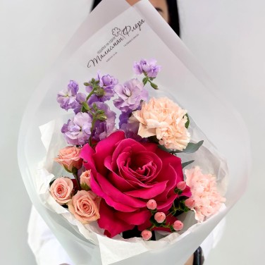 Вишневый десерт компактный букет роз и гвоздик