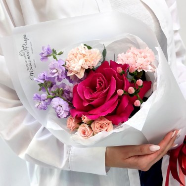 Вишневый десерт компактный букет роз и гвоздик