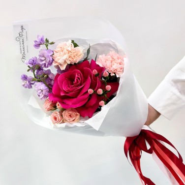 Вишневый десерт компактный букет роз и гвоздик