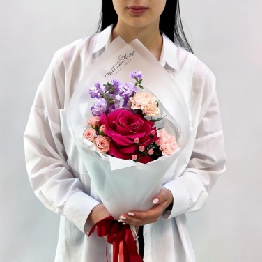 Вишневый десерт компактный букет роз и гвоздик