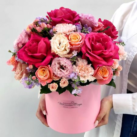 Фанданго французских роз и эустомы в коробке
