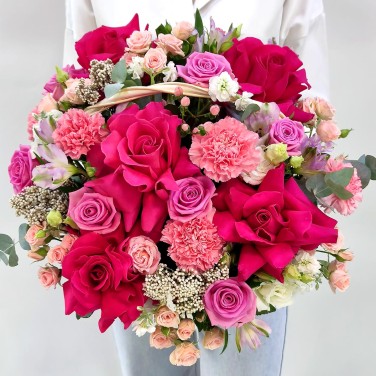 Деликатес вишневых роз и цветов в корзине