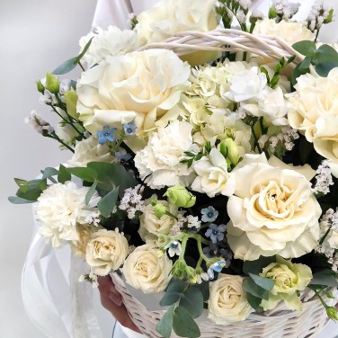 Деликатность белых французских роз в праздничной корзине