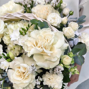 Деликатность белых французских роз в праздничной корзине