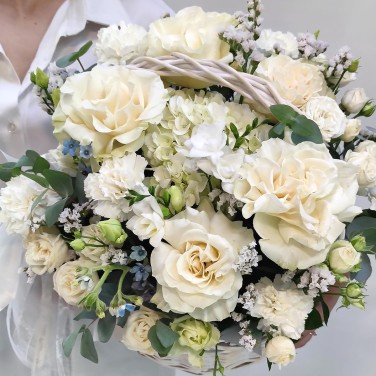 Деликатность белых французских роз в праздничной корзине