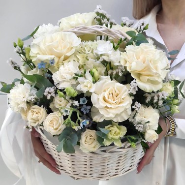 Деликатность белых французских роз в праздничной корзине