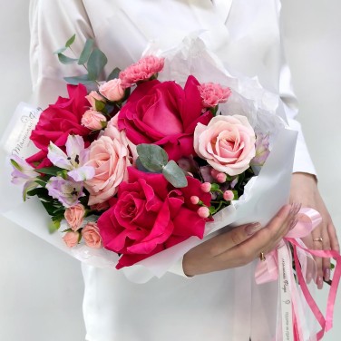 Маньяна букет малиновых крупных роз