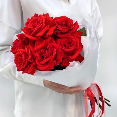 Воспламеняющая букет алых французских роз