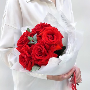 Согревающий огонь букет алых роз в современной упаковке