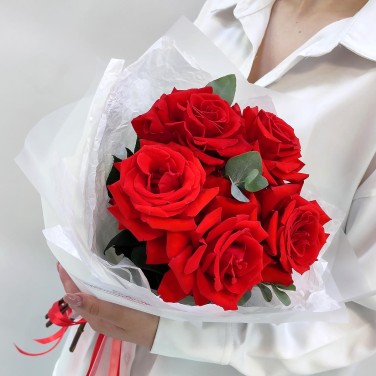 Согревающий огонь букет алых роз в современной упаковке
