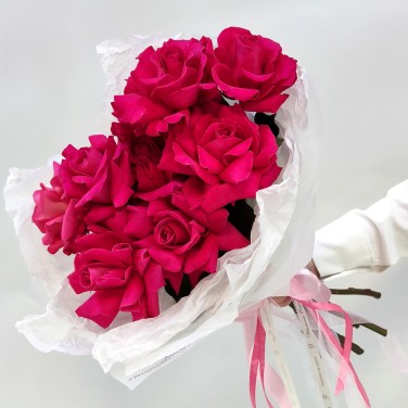 Порке букет из вишневых французских роз в упаковке