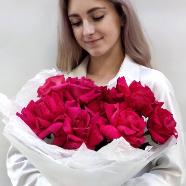 Порке букет из вишневых французских роз в упаковке