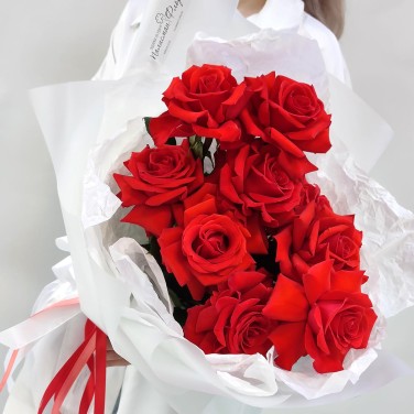 Пламенный привет алых французских роз