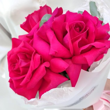 Малиновый комплимент розы в упаковке