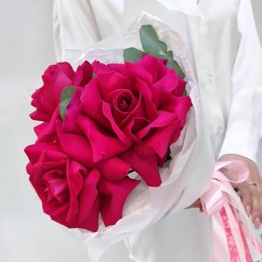 Малиновый комплимент розы в упаковке