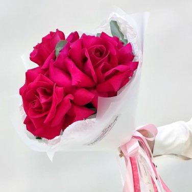 Малиновый комплимент розы в упаковке