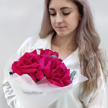 Малиновый комплимент розы в упаковке