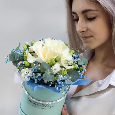 Весточка нежная голубая коробка с белой розой