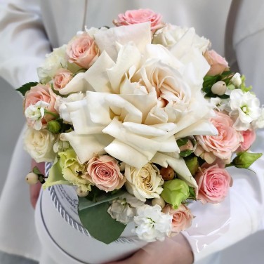 Оперенье ангела коробка с пионовидной розой