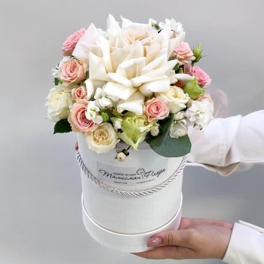 Оперенье ангела коробка с пионовидной розой