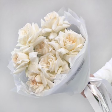 Нежнянка ароматная букет пионовидных роз