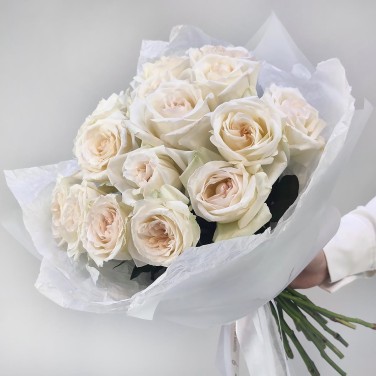 Букет из 15 пионовидных белых роз