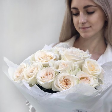 Букет из 15 пионовидных белых роз