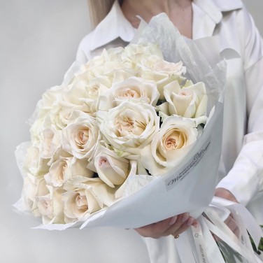 Букет из 25 белых пионовидных роз