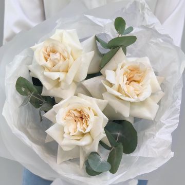 Белый ароматный комплимент из пионовидных роз