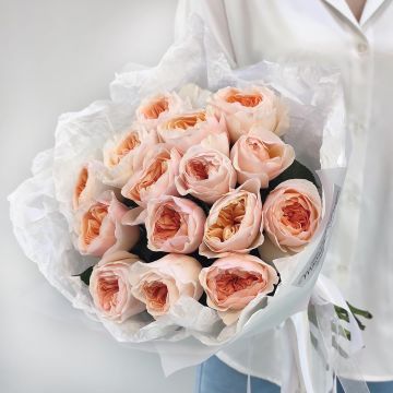 Букет персиковых пионовидных роз