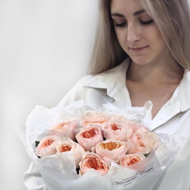 Букет персиковых пионовидных роз